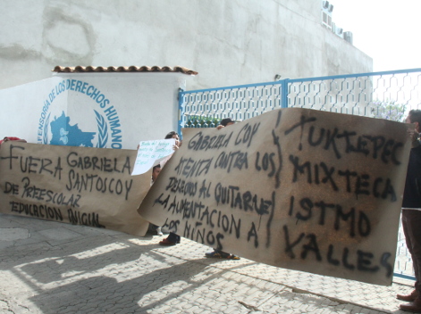 Un grupo de 50 padres de familia se manifestaron frente a la sede de la Defensoría de los Derechos Humanos del Pueblo de Oaxaca para exigir la destitu