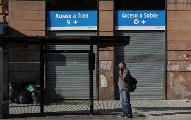 Las paradas de los autobuses y las entradas al subterráneo están vacías.