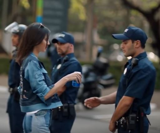 Al final, la modelo Kendall Jennel encabeza una protesta que termina en gritos de júbilo cuando entrega una lata de Pepsi a un policía.