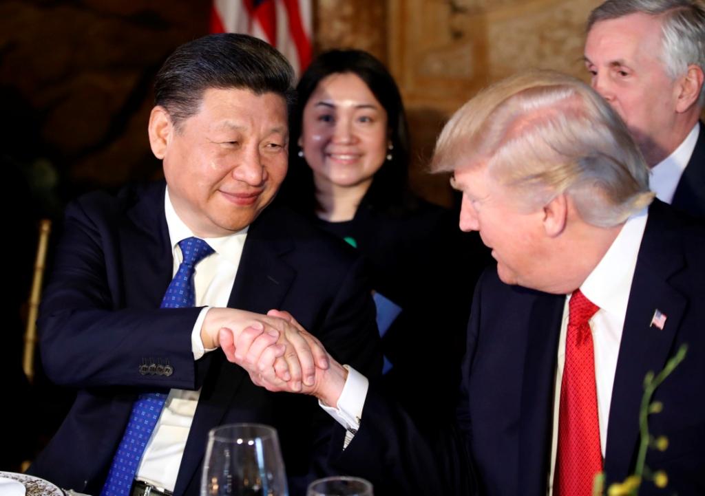 El presidente de EU, Donald Trump, estrecha la mano del mandatario chino, Xi Jinping, durante una cena en Mar-a-Lago.