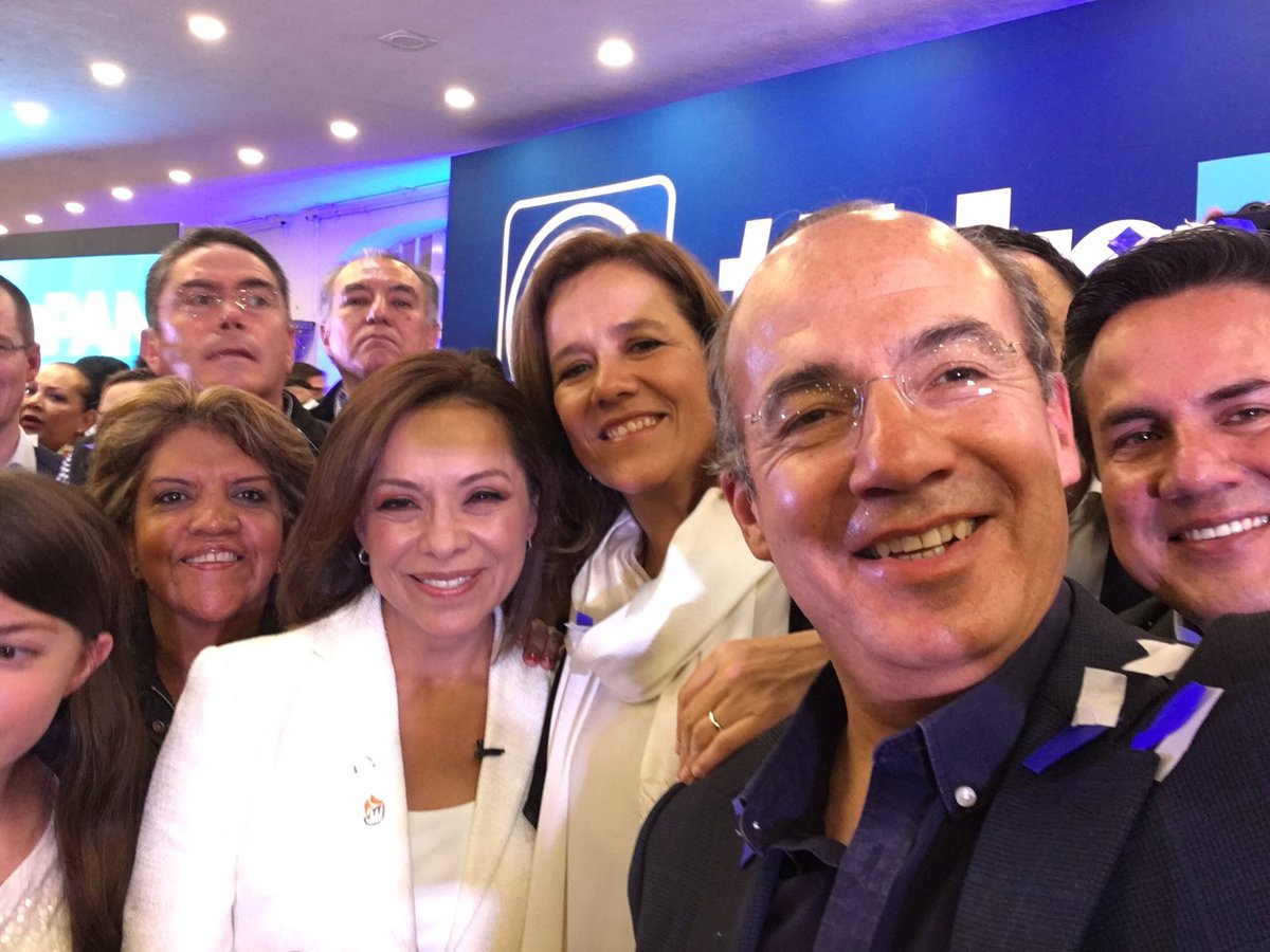 El ex presidente Felipe Calderón también acompañó a Josefina Vázquez Mota en su toma de protesta como candidata del PAN al Estado de México.