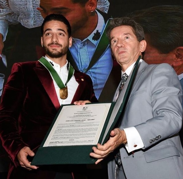 Reconocen a Maluma por su trayectoria musical. 