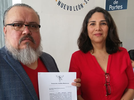 El representante legal Leonel Jasso  y la ex coodinadora de la Cineteca Nuevo León, Diana González. 