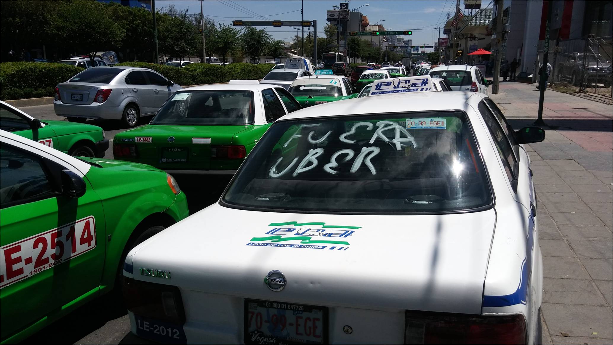 Taxistas se manifestaron en contra del servicio de Uber. (Foto: Alicia Sánchez).