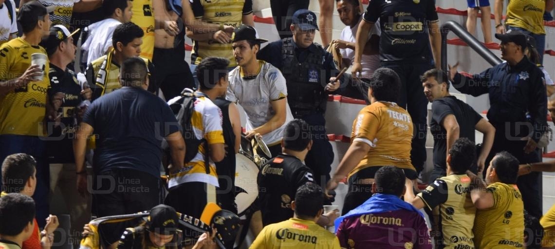 Bronca en la grada durante el Dorados vs. Murciélagos 