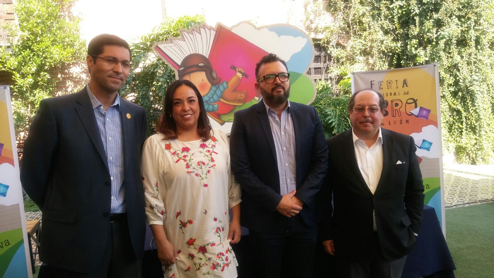 Carlos María Flores, presidente del Instituto Cultural de León (centro) y Catia Nilo, directora de la FeNal. (Foto Pablo Flores) 