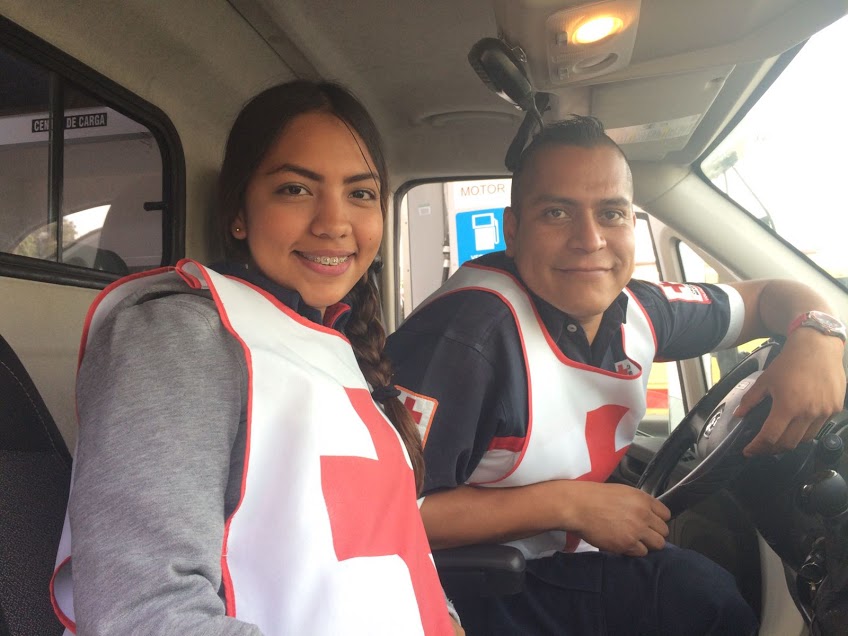 Noely y Luis, paramédicos de Cruz Roja que atendieron un parto en las calles de Torreón.