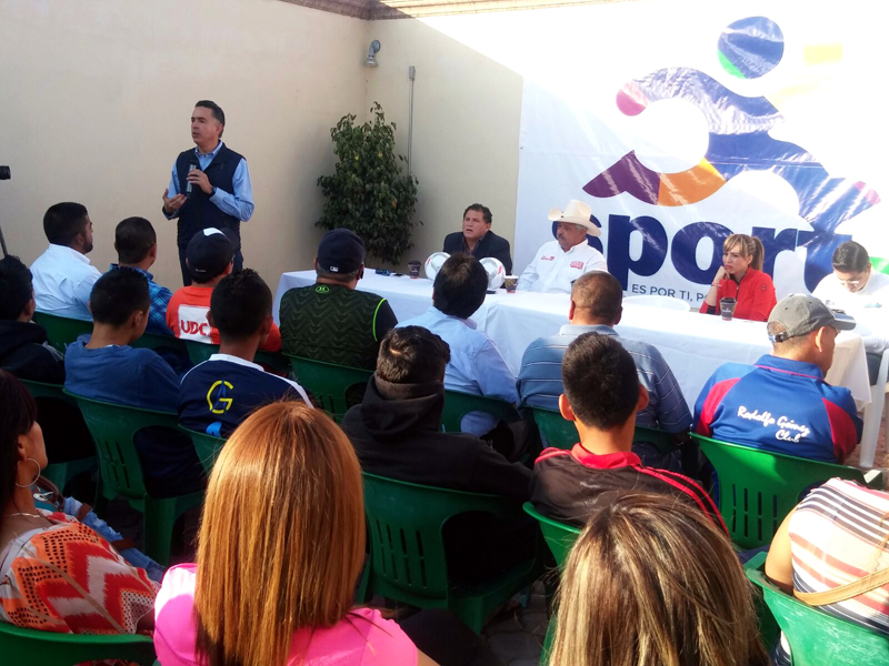 Candidato del PAN se reunió con deportistas de San Juan de Sabinas.