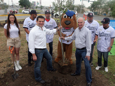 El pasado domingo ante Saraperos cuando el primer batazo se dio, con este llegaron los primeros árboles en Guadalupe. 