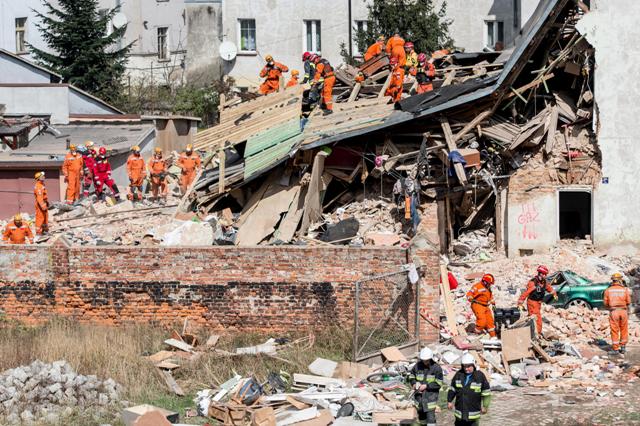 El edificio, que data de la Segunda Guerra Mundial, cayó presuntamente por una explosión provocada por gas.