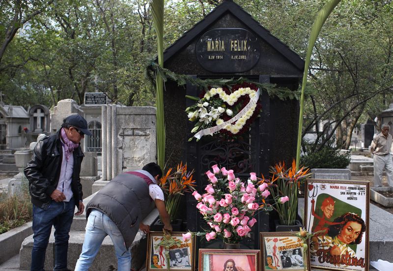 Fans de María Félix acudieron al mausoleo de la actriz en el Panteón Francés. 