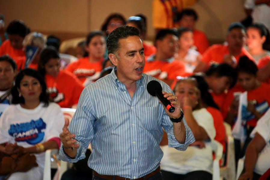 Guillermo Anaya Llamas, candidato del PAN a la gubernatura de Coahuila en el municipio de Sabinas.