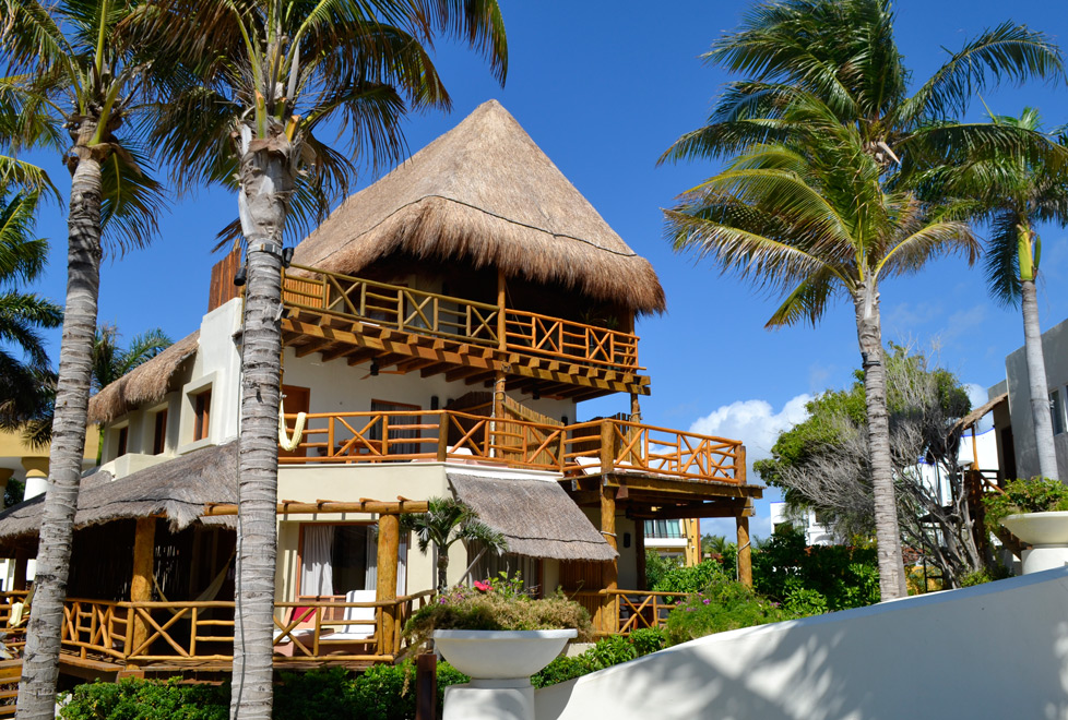 Mahekal Beach Resort es un hotel de estilo rústico y ecológico que te permite estar en contacto directo con la naturaleza.