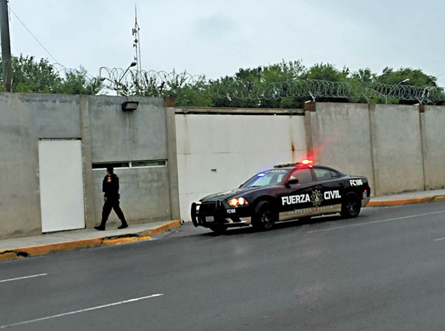 Policías estatales, a las afueras del centro de reclusión horas después de la fuga. 