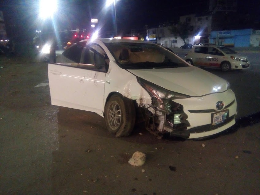 En Torreón, un conductor abandonó su vehículo tras chocar una malla ciclónica.