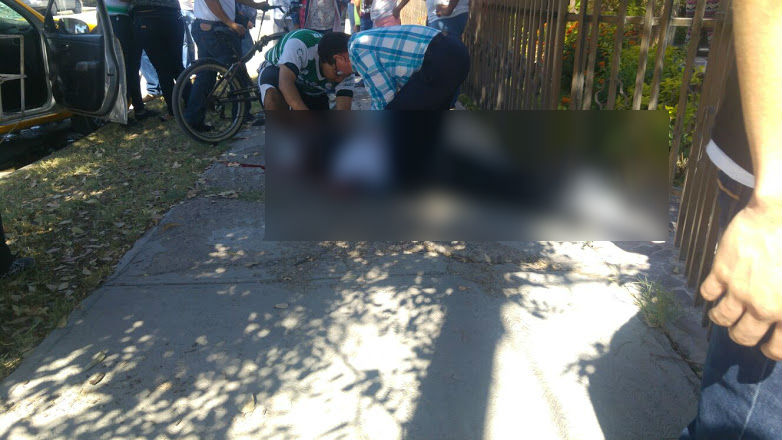 En Torreón, un motociclista terminó gravemente herido tras ser atropellado por un taxista.
