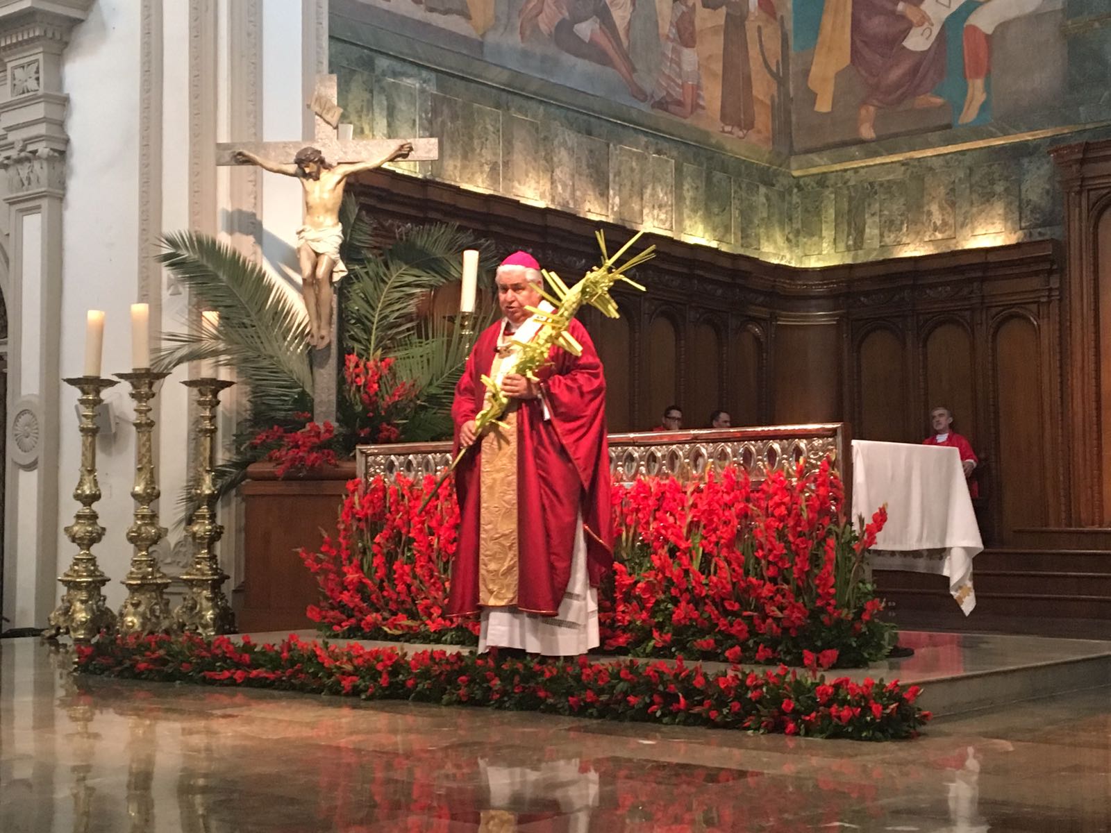 El arzobispo Rogelio Cabera oficiando misa en la Catedral. 