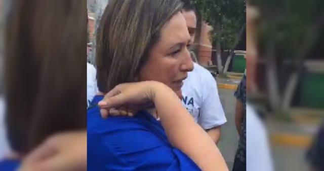 La jefa delegacional de Miguel Hidalgo, Xóchitl Gálvez, mostró los golpes que recibió en el brazo. 