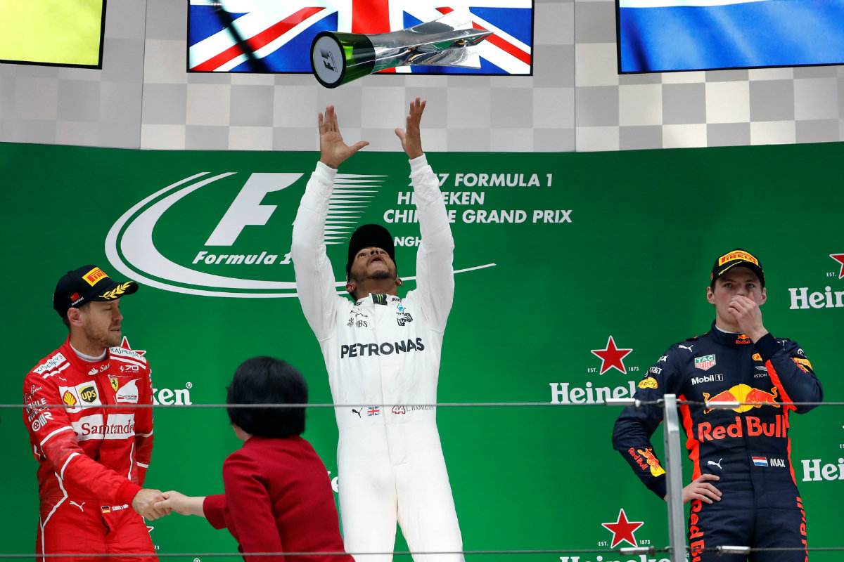 Lewis Hamilton en el podio del Gran Premio de China