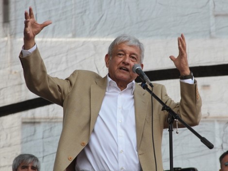 El líder nacional de Morena, Andrés Manuel López Obrador signó en Pachuca, Hidalgo, el Acuerdo de Unidad por la Prosperidad y el Renacimiento de Méxic