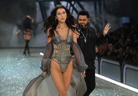 Semanas después de terminar su relación, Bella Hadid tuvo que desfilar mientras su ex, Abel Tesfaye, mejor conocido como The Weeknd cantaba sobre la p