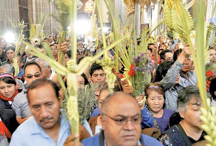 Cientos de personas durante la liturgia del Domingo de Ramos.