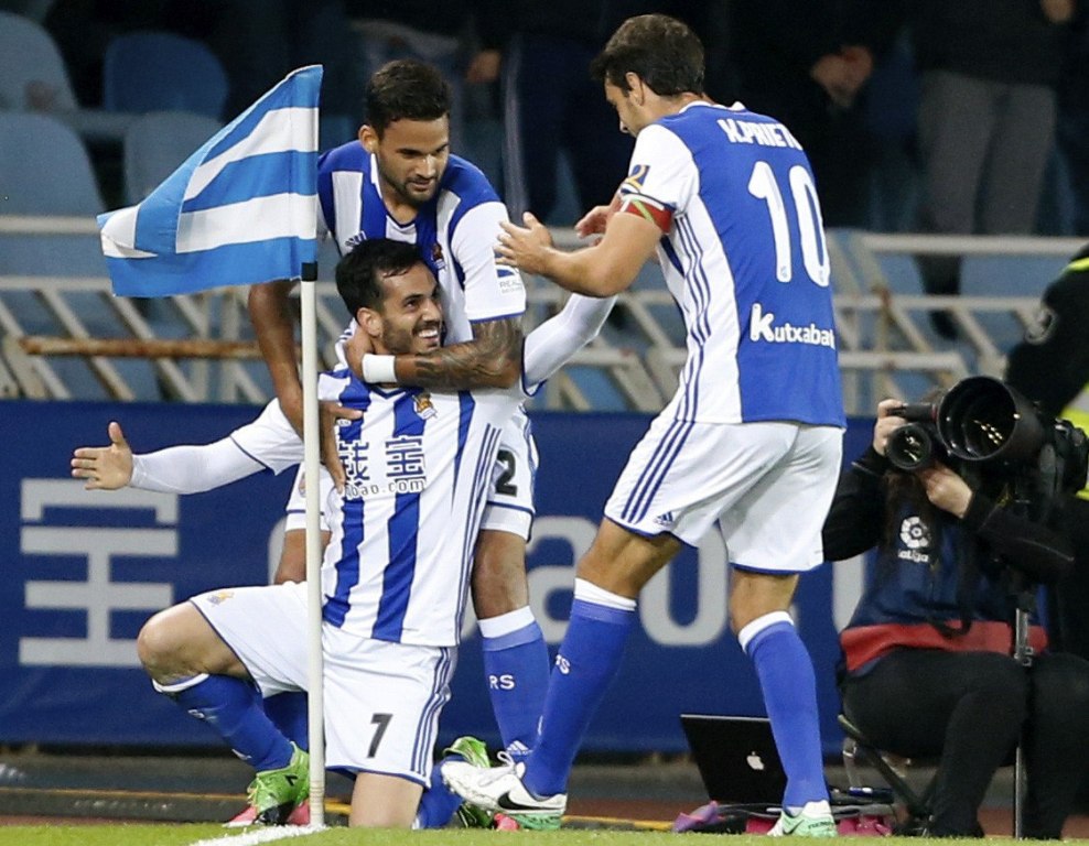 El delantero de La Real, 'Juanmi' celebrá su gol ante el Sporting de Gijón.