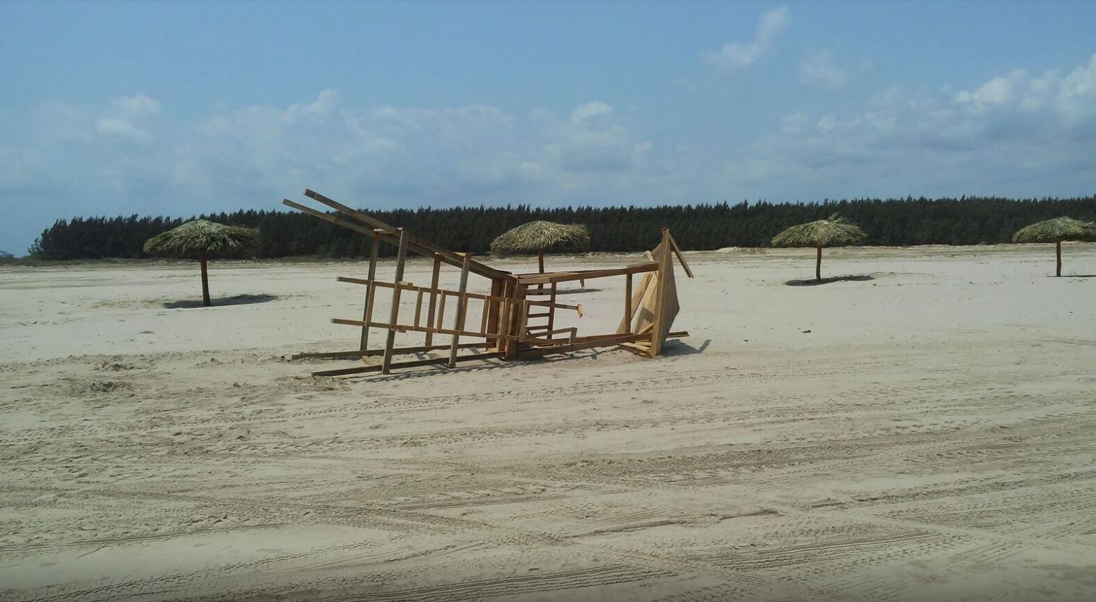 Derriban torres salvavidad de Playa Tesoro.