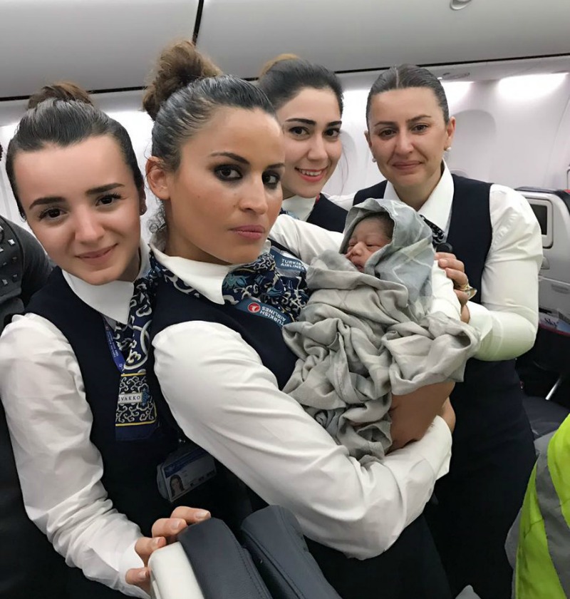 La empresa subió fotos a redes sociales mostrando a la tripulación sonriendo con la bebé y la madre.