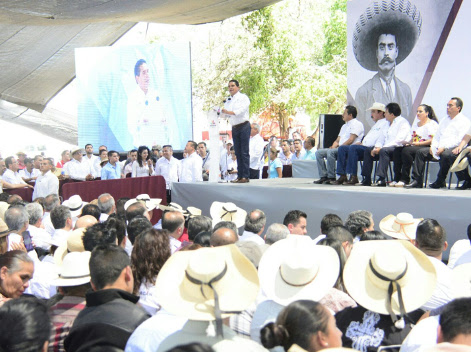 El gobernador de Michoacán, Silvano Aureoles durante la celebración del XCVIII Aniversario Luctuoso del General Emiliano Zapata en el municipio de Múg