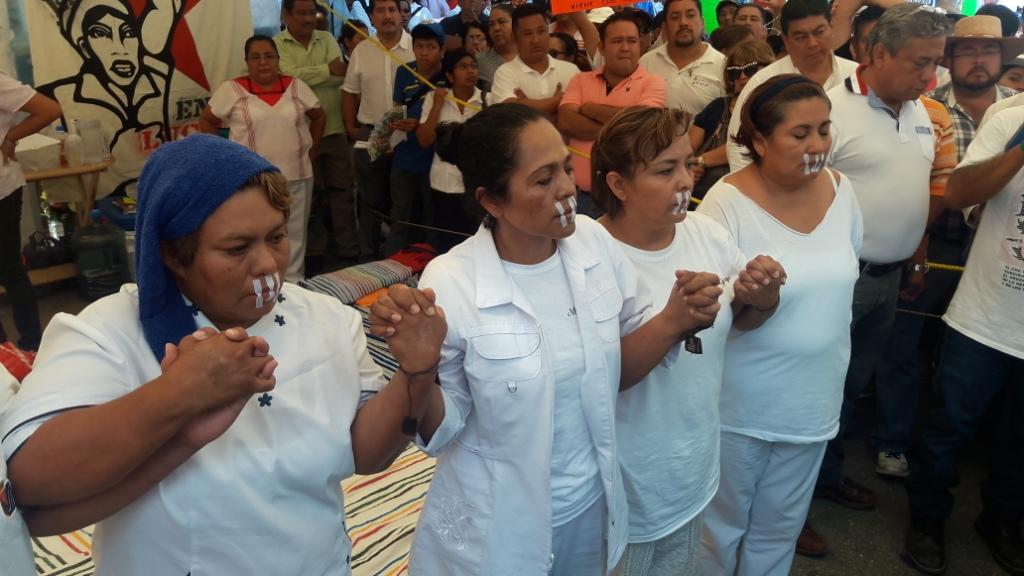 Las enfermeras protestan contra el desabasto de medicamentos.