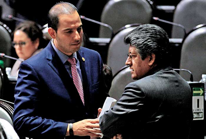 El panista Marko Cortés y el perredista Francisco Martínez Neri, durante una sesión en el Palacio Legislativo.