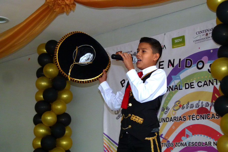Recientemente Saúl ganó un concurso de canto entre secundarias, su madre confeccionó el traje de charro. 