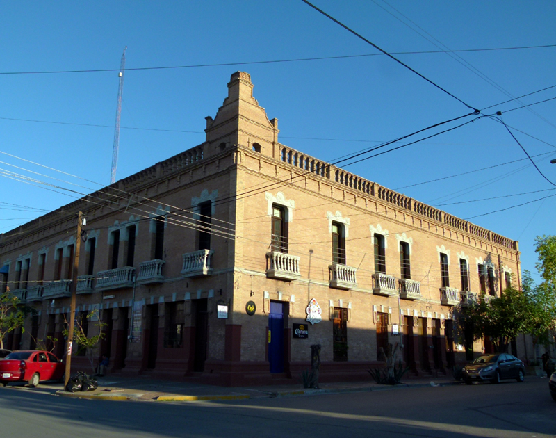 Existen en la región varios edificios influenciados por el Art Decó, pero no son líneas puras. 