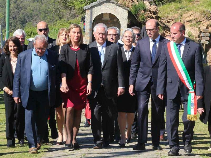 Tillerson (c) junto al ministro italiano de Exteriores italiano, Angelino Alfano (2-d), y con la representante de la Unión Europea, Federica Mogherini