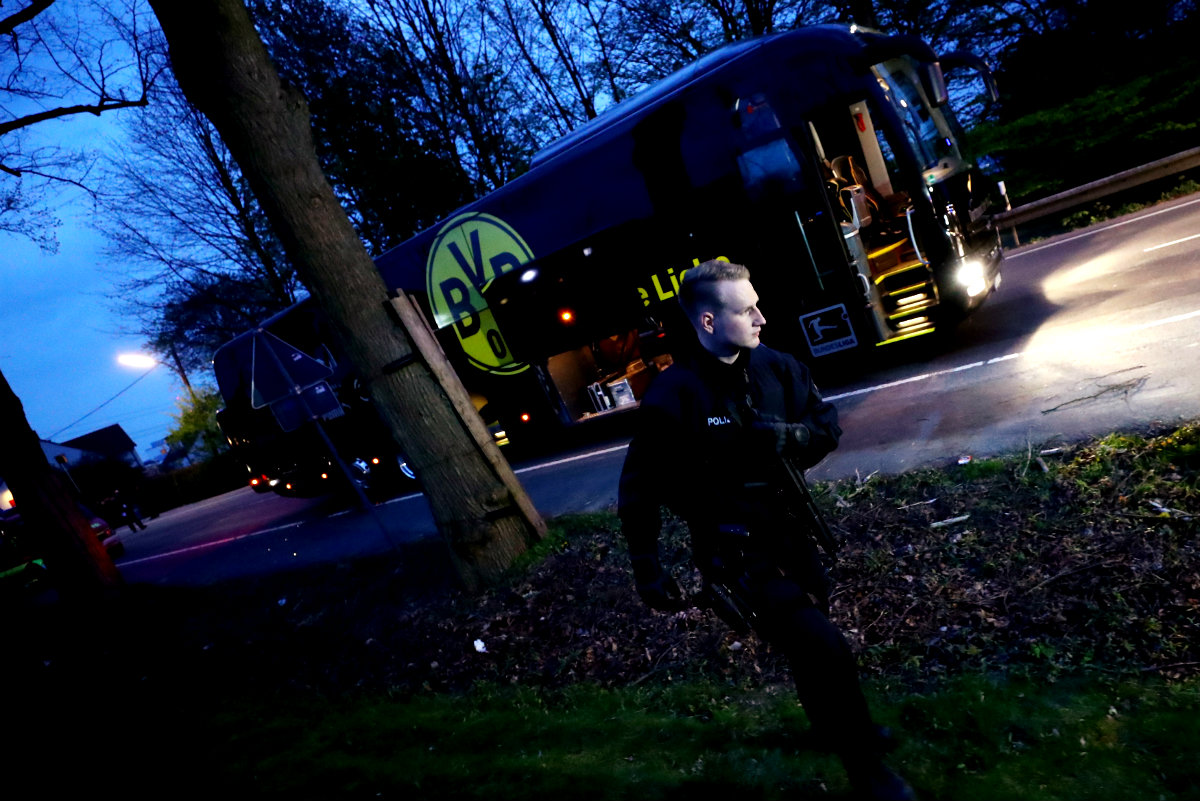 El bus del BVB, custodiado por elementos de seguridad tras la explosión 