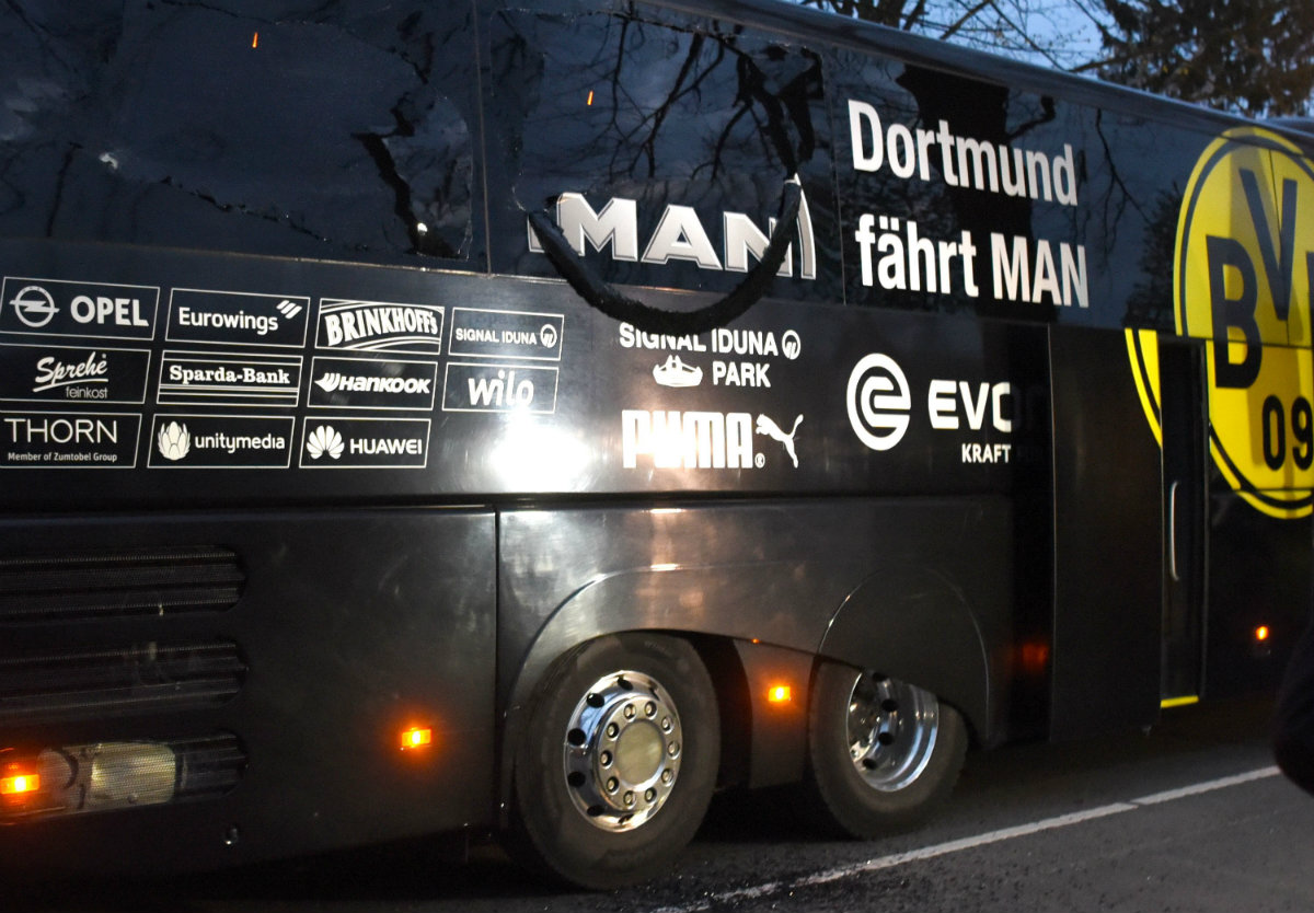 El autobús del Borussia que sufrió daños por una explosión