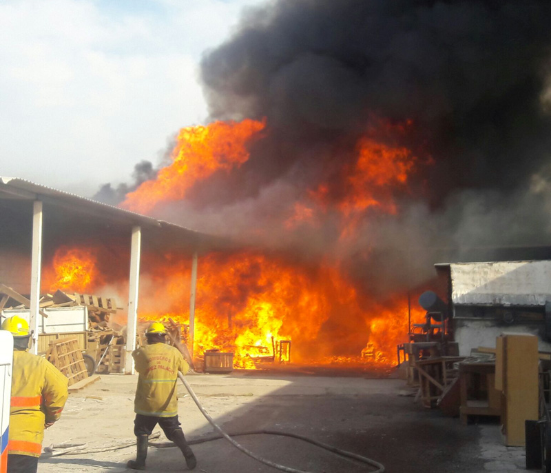 El incendio fue controlado en una hora, pese a los fuertes vientos.