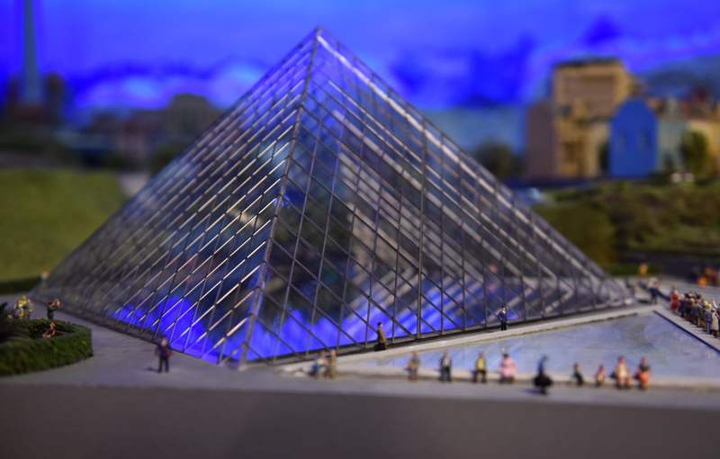 Modelo en miniatura del Museo de Louvre, en París, Francia.