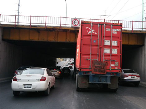 Personal de Tránsito acudió para agilizar el tráfico vehicular.