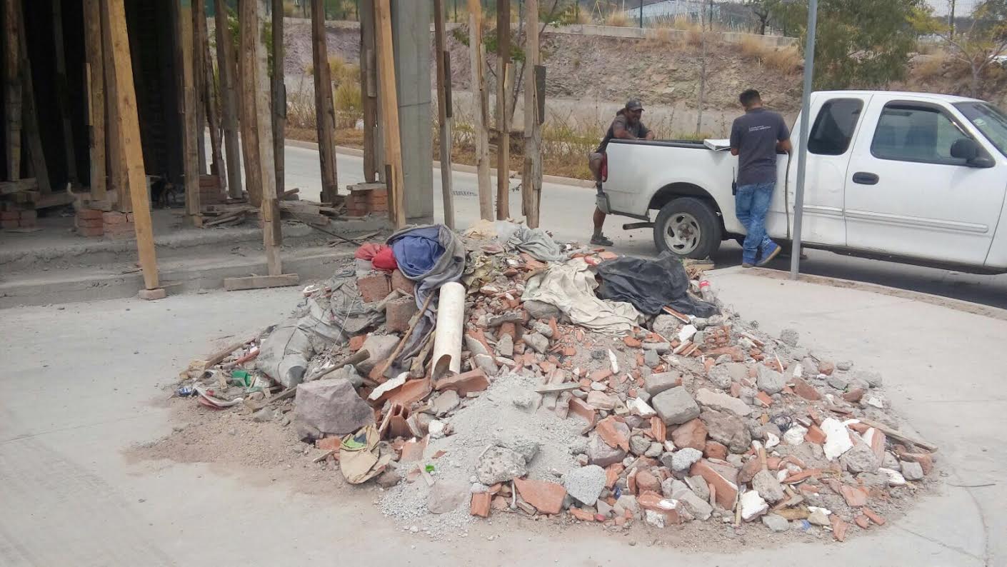 Un ejemplo de residuos sólidos no peligrosos son el escombro y el material de construcción. (Foto: Especial).