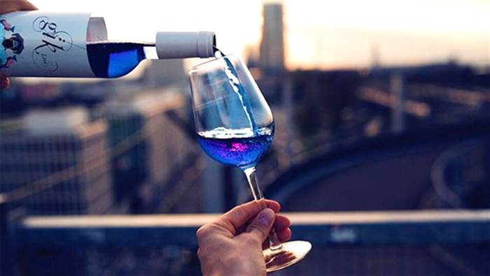 Así luce en tu copa el novedoso vino azul.