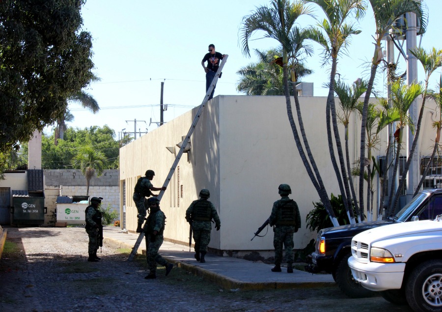 Un cadáver fue encontrado por los agentes en el techo del Seguro Social de esta localidad.