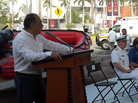 El gobernador de Guerrero, Héctor Astudillo Flores durante el evento de entrega de equipo de rescate acuático a Protección Civil de Guerrero, en el Ce
