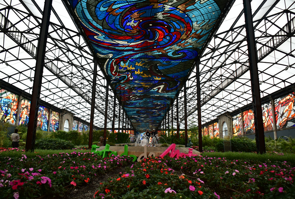 El jardín botánico alberga el famoso Cosmovitral, obra del artista Leopoldo Flores, donde está plasmada la confrontación eterna entre el bien y el mal