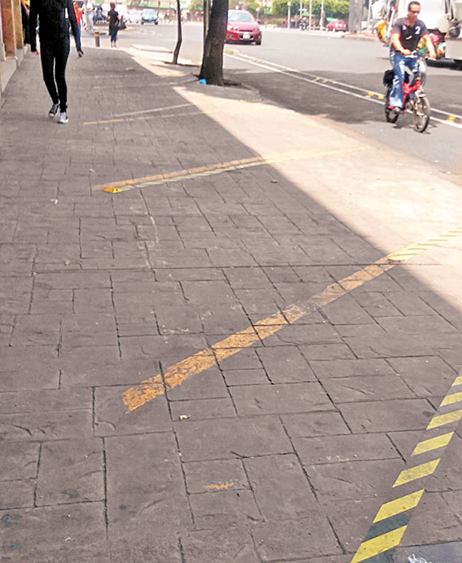 Modificaron el trazo para permitir que los autos se estacionen. 
