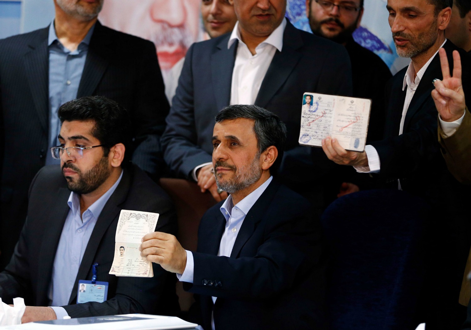 El ex presidente Mahmud Ahmadinejad muestra su identificación luego de registrarse como candidato a la Presidencia de Irán.