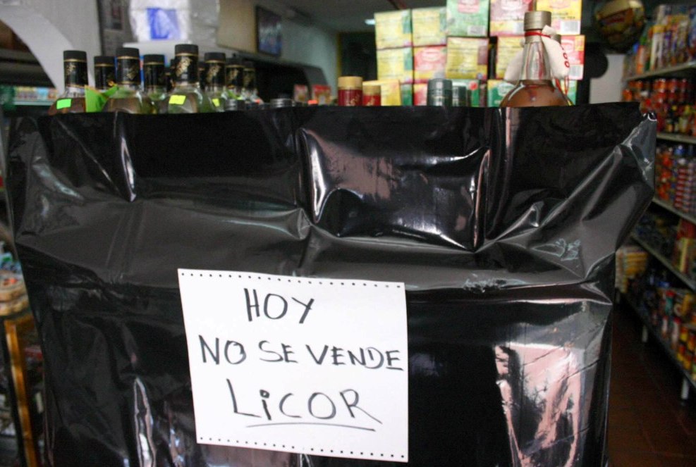 La prohibición incluye a puestos temporales, pulquería, vinaterías. restaurantes y cines de ambos barrios.