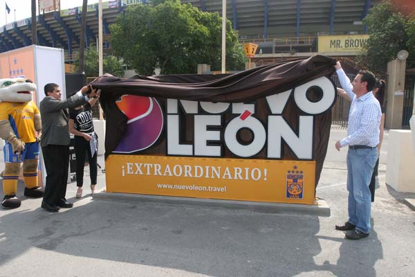 Se develó una placa afuera del inmueble deportivo.