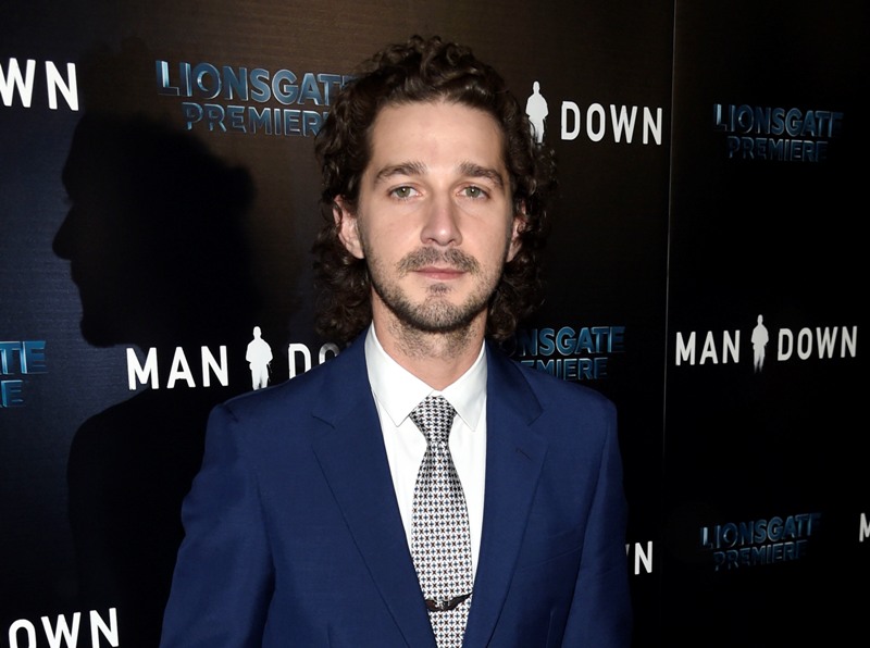 Shia LaBeouf se suma al proyecto artístico #ALONETOGETHER. 